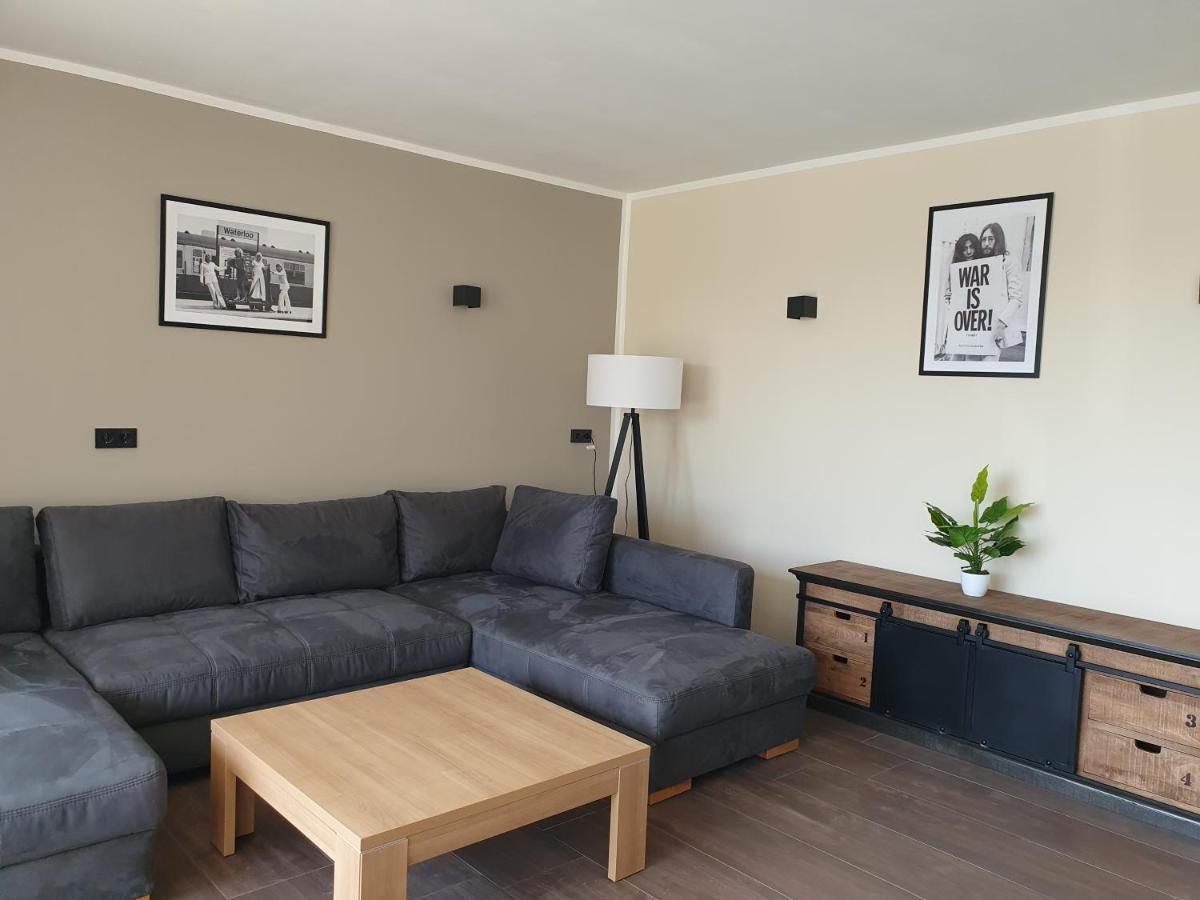Neumuehler Hof Ferienwohnung "Stefan" Bietet 4 Schlafzimmer Und 4 Baeder , Eine Grosse Badewanne Und Grosser Terrasse Zum Garten, Kostenfreie Parkmoeglichkeiten Schwerin  Buitenkant foto