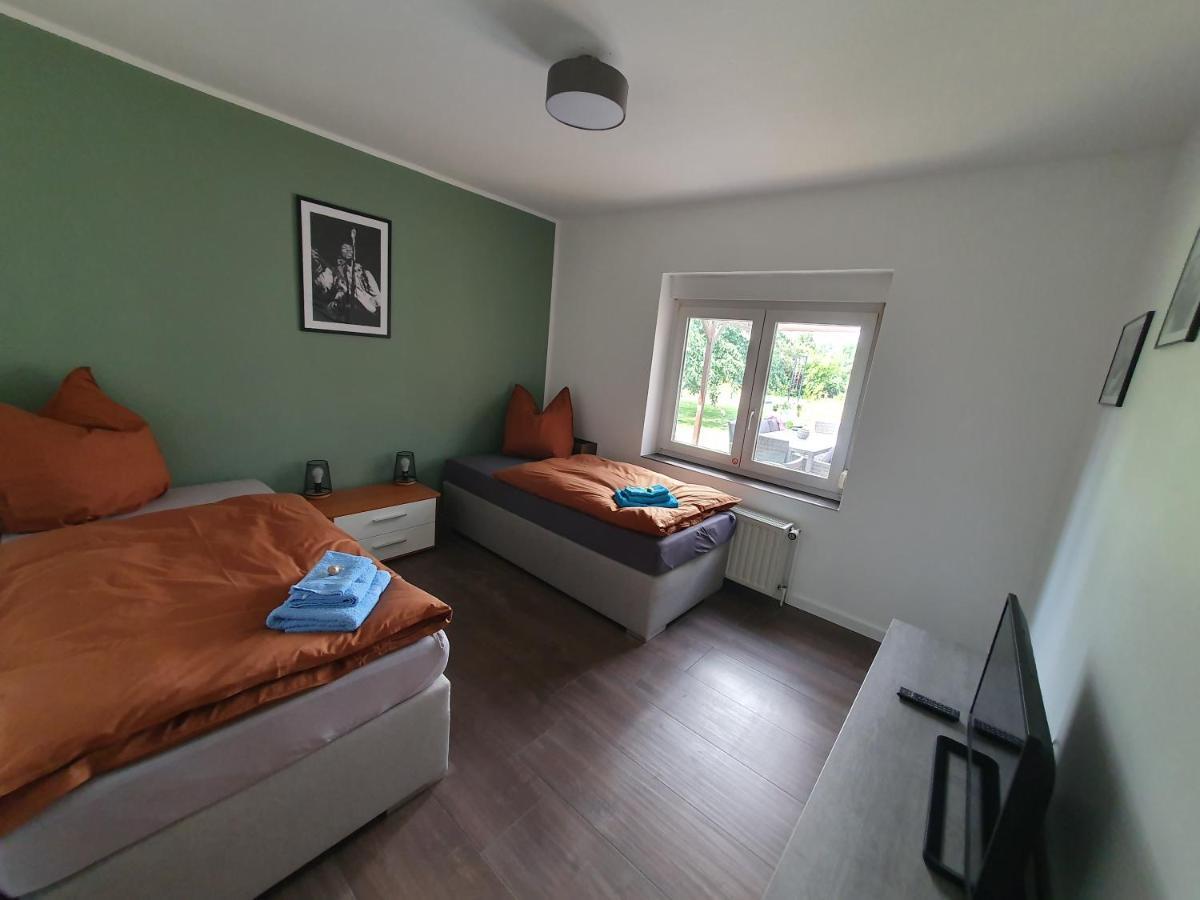 Neumuehler Hof Ferienwohnung "Stefan" Bietet 4 Schlafzimmer Und 4 Baeder , Eine Grosse Badewanne Und Grosser Terrasse Zum Garten, Kostenfreie Parkmoeglichkeiten Schwerin  Buitenkant foto